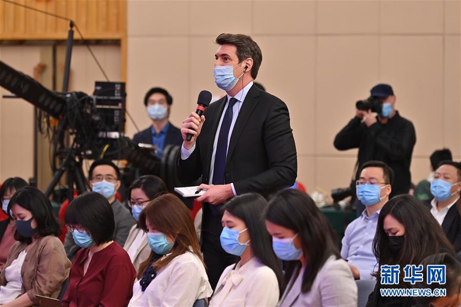 (兩會(huì)·XHDW)(13)國務(wù)委員兼外交部長王毅回答中外記者提問