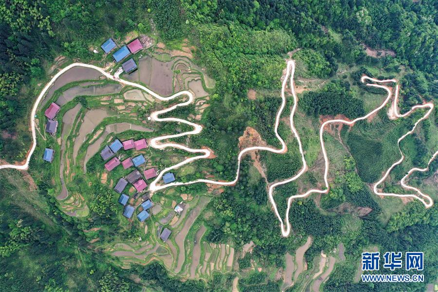 (新華全媒頭條·兩會特別報(bào)道·圖文互動)(2)從取得決定性成就到奪取全面勝利——從全國兩會看決戰(zhàn)決勝脫貧攻堅(jiān)