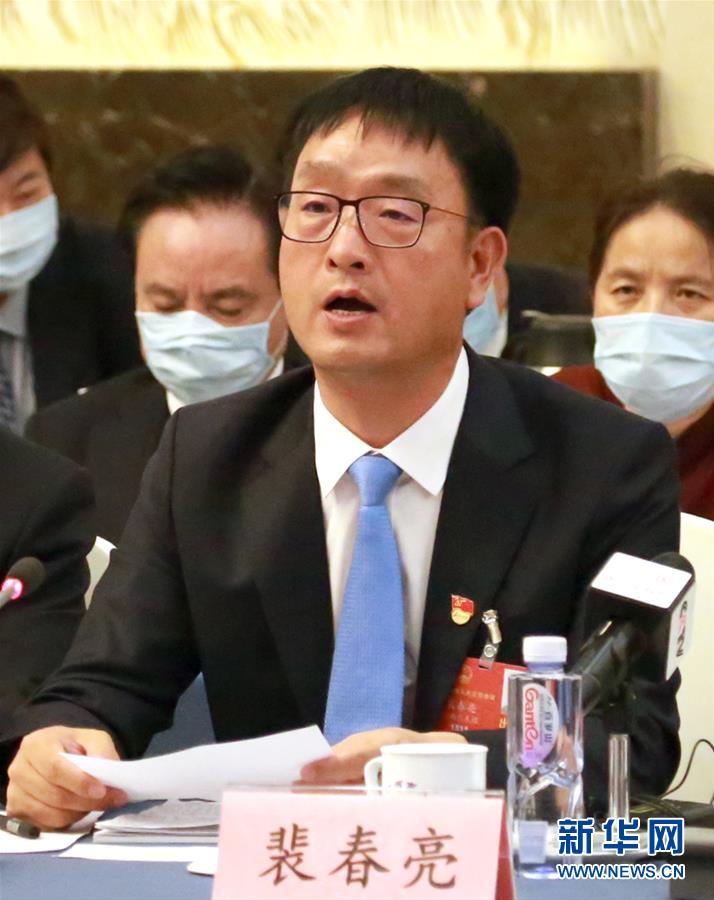 （兩會&middot;熱點畫報）（7）代表委員建言統(tǒng)籌做好經(jīng)濟社會發(fā)展工作