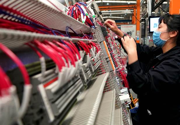 4月21日，在位于河南省許昌市的許繼電氣股份有限公司內(nèi)，工作人員在生產(chǎn)線上作業(yè)。新華社記者李安攝