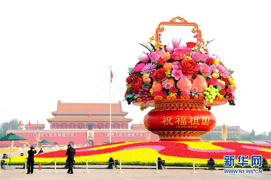 （圖文互動(dòng)）（2）7小時(shí)組裝！18米高巨型&ldquo;花果籃&rdquo;亮相天安門廣場