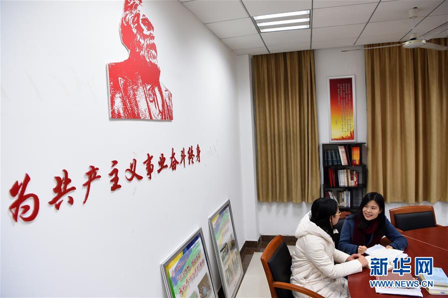 (新華全媒頭條·圖文互動)(3)凝心鑄師魂 立德育新人——以習(xí)近平同志為核心的黨中央關(guān)心教師隊伍建設(shè)紀(jì)實