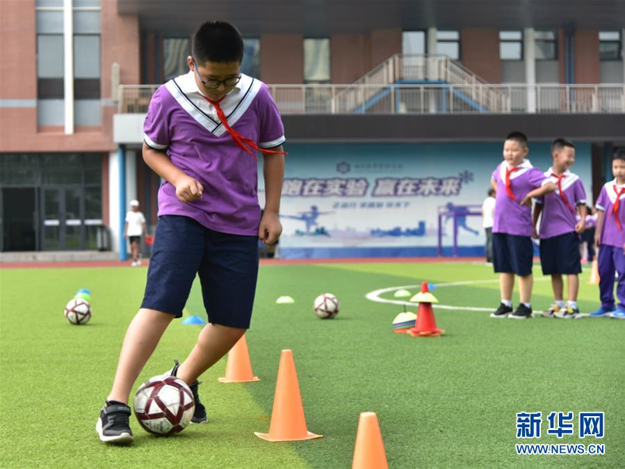 （體育&middot;圖文互動）（2）（在習近平新時代中國特色社會主義思想指引下&mdash;&mdash;新時代新作為新篇章&middot;總書記關心的百姓身邊事）奔跑吧，少年！&mdash;&mdash;體育讓孩子們插上強壯的翅膀（配本社同題文字稿）