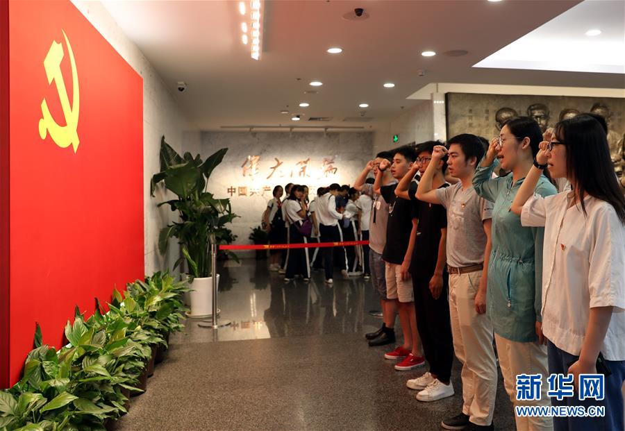 (新華全媒頭條·圖文互動(dòng))(5)彩云長(zhǎng)在有新天——黨的十九大以來(lái)以習(xí)近平同志為核心的黨中央關(guān)心推進(jìn)宣傳思想工作紀(jì)實(shí)