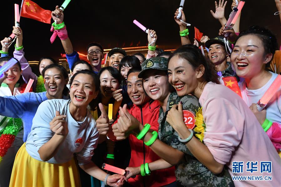 (新華全媒頭條·圖文互動(dòng))(9)彩云長(zhǎng)在有新天——黨的十九大以來(lái)以習(xí)近平同志為核心的黨中央關(guān)心推進(jìn)宣傳思想工作紀(jì)實(shí)