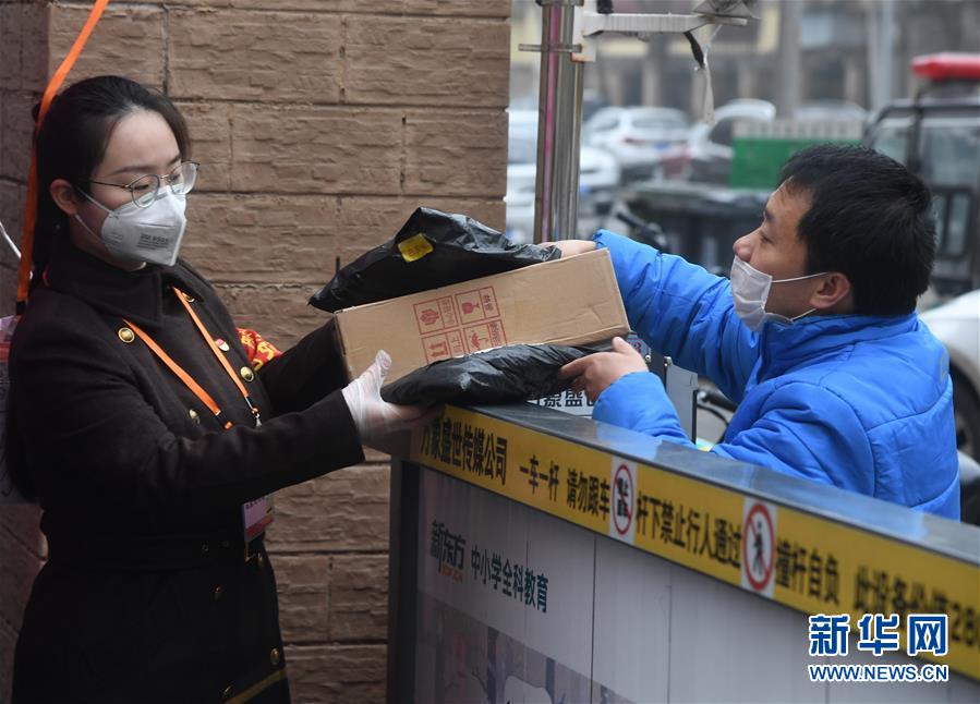 （習(xí)近平致敬的戰(zhàn)&ldquo;疫&rdquo;英雄&middot;社區(qū)工作者篇&middot;圖文互動(dòng)）（3）他們，堅(jiān)守一線戰(zhàn)風(fēng)雨