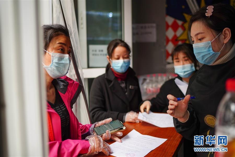 （習(xí)近平致敬的戰(zhàn)&ldquo;疫&rdquo;英雄&middot;社區(qū)工作者篇&middot;圖文互動(dòng)）（7）他們，堅(jiān)守一線戰(zhàn)風(fēng)雨