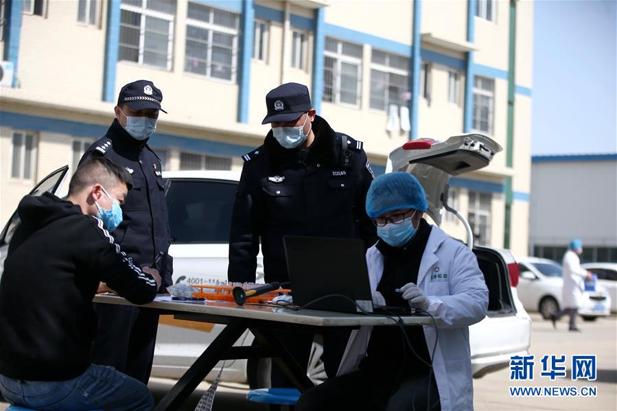 （習(xí)近平致敬的戰(zhàn)&ldquo;疫&rdquo;英雄&middot;公安干警篇&middot;圖文互動(dòng)）（3）他們，抗疫一線鑄警魂