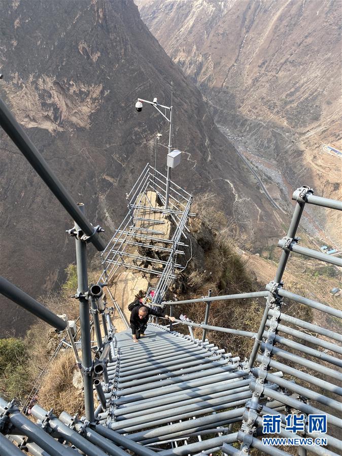 （在習(xí)近平新時(shí)代中國(guó)特色社會(huì)主義思想指引下&mdash;&mdash;新時(shí)代新作為新篇章&middot;習(xí)近平總書(shū)記關(guān)切事&middot;圖文互動(dòng)）（2）啃下最后的硬骨頭&mdash;&mdash;脫貧攻堅(jiān)掛牌督戰(zhàn)進(jìn)行時(shí)