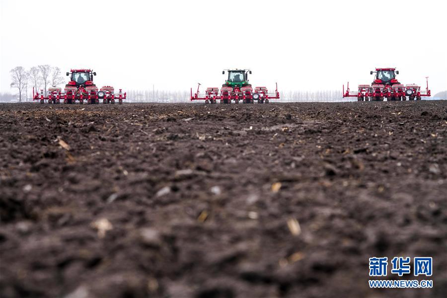 （在習(xí)近平新時(shí)代中國(guó)特色社會(huì)主義思想指引下&mdash;&mdash;新時(shí)代新作為新篇章&middot;習(xí)近平總書記關(guān)切事&middot;圖文互動(dòng)）（2）讓農(nóng)民挑上&ldquo;金扁擔(dān)&rdquo;&mdash;&mdash;農(nóng)業(yè)現(xiàn)代化的生動(dòng)實(shí)踐掃描
