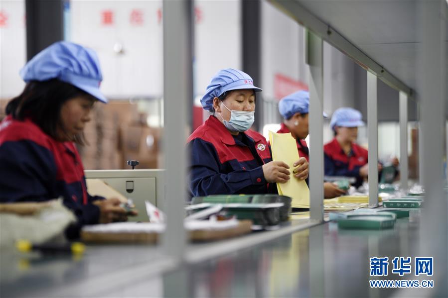 （在習近平新時代中國特色社會主義思想指引下&mdash;&mdash;新時代新作為新篇章&middot;習近平總書記關(guān)切事&middot;圖文互動）（1）&ldquo;綠色銀行&rdquo;發(fā)工資、&ldquo;股東&rdquo;分紅來敲門&hellip;&hellip;&mdash;&mdash;探索長效脫貧致富新機制見聞