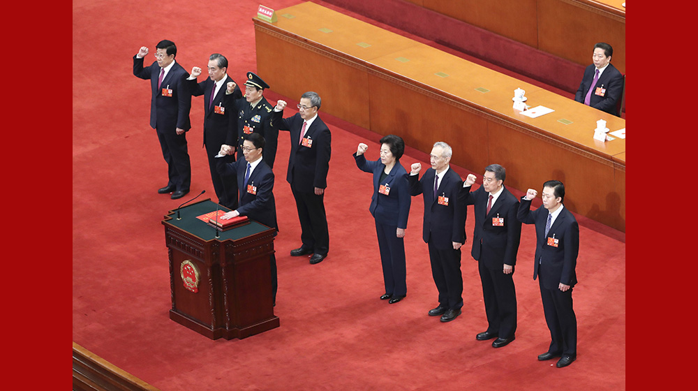 國務(wù)院副總理、國務(wù)委員、秘書長進(jìn)行憲法宣誓