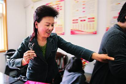 梁慧麗自己帶頭干，身邊人從跟著干到搶著干