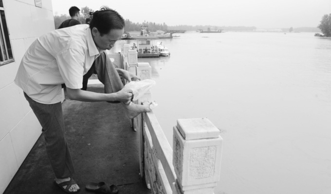 小身板有大力量，拖著腳傷跑新聞