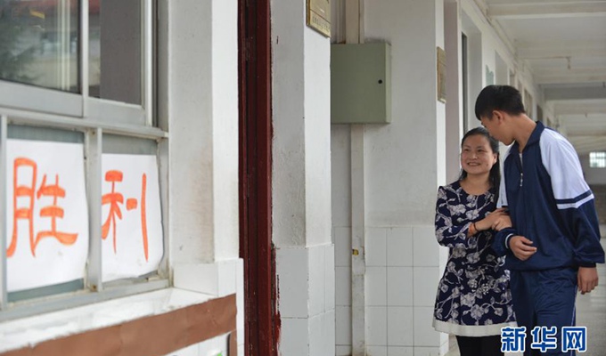 劉芳在學(xué)生協(xié)助下，前去上課