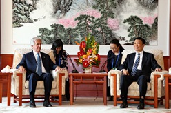 李源潮會見烏拉圭總統(tǒng)塔瓦雷&middot;巴斯克斯