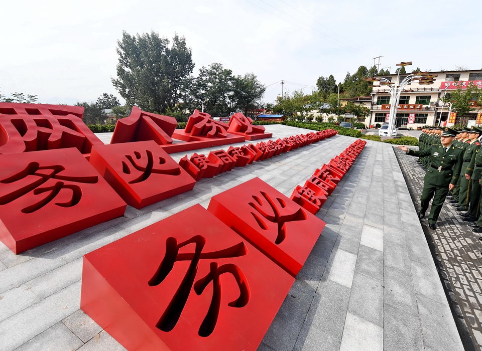 全面從嚴(yán)治黨，以更高能力和水平引領(lǐng)新時(shí)代