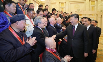 慶祝大會(huì)結(jié)束后，習(xí)近平等會(huì)見(jiàn)受表彰人員及親屬代表