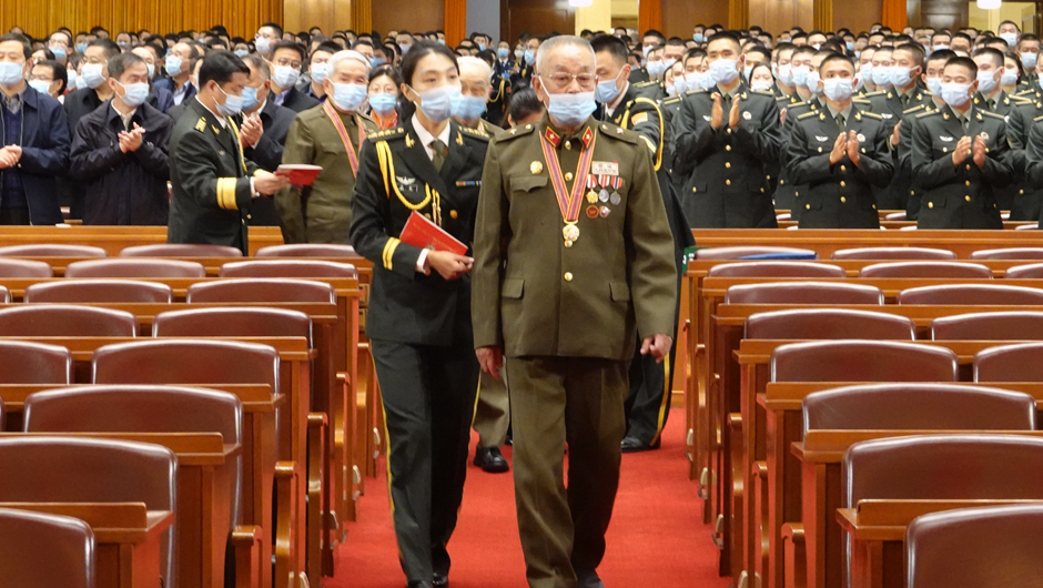 大會(huì)前，志愿軍老同志入場