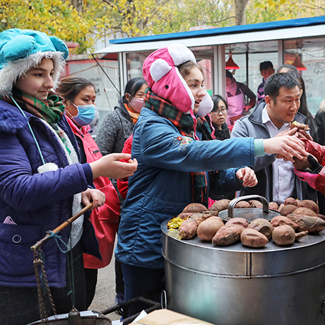 金發(fā)小妞賣地瓜&mdash;&mdash;一對(duì)美國(guó)姐妹的中國(guó)夢(mèng)