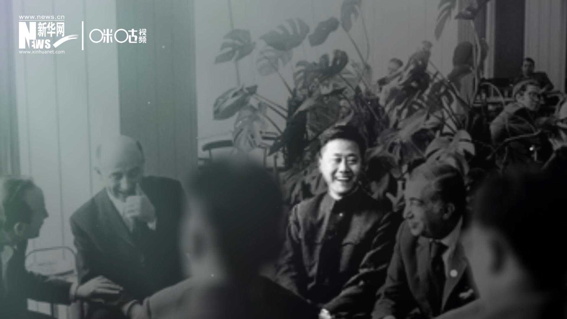 照片里的這個人是高梁，原新華社國際部記者。原本作為代表團隨行記者的他接到通知，由他帶領一支先遣小組先行去紐約。