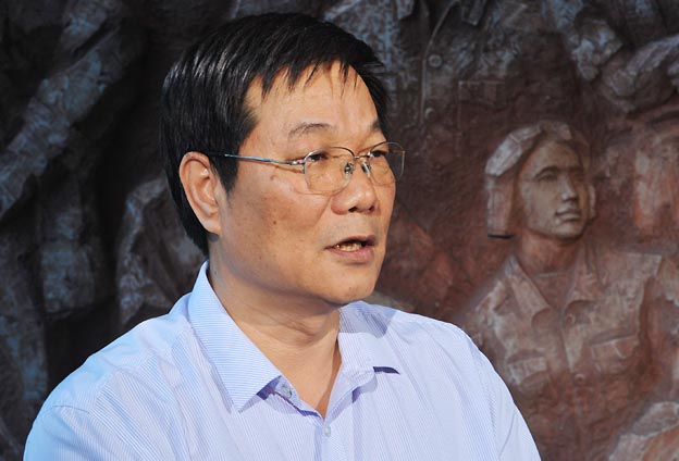 我們把黨的政治優(yōu)勢和現(xiàn)代企業(yè)制度優(yōu)勢結(jié)合起來，建立完善決策、執(zhí)行、監(jiān)督三個體系。