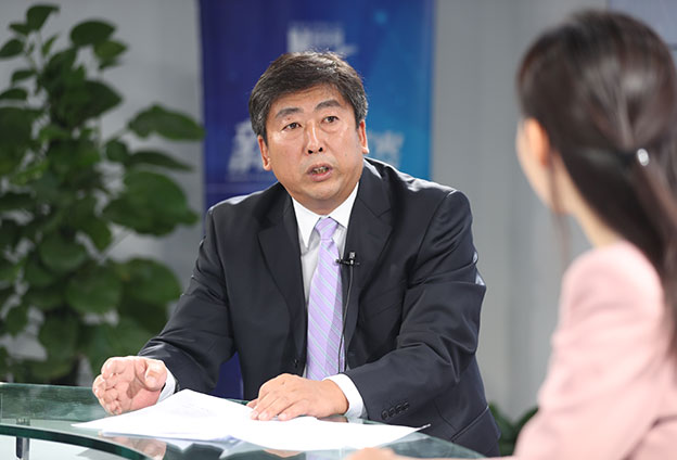 具體落在實(shí)處就是把方向，管大局，保落實(shí)