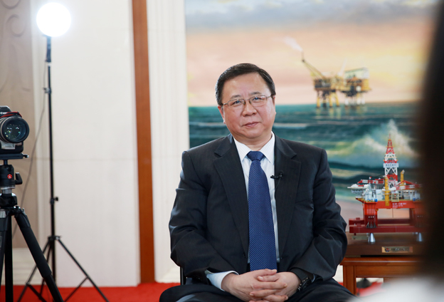 堅(jiān)持黨的領(lǐng)導(dǎo)、加強(qiáng)黨的建設(shè)，是國有企業(yè)的光榮傳統(tǒng)。