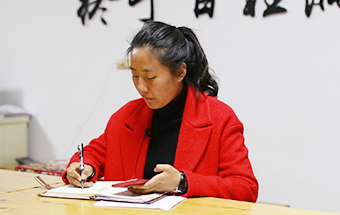 回鄉(xiāng)，立志改變家鄉(xiāng)落后面貌