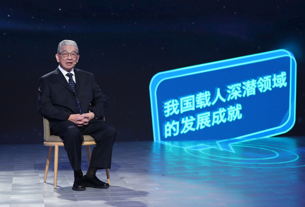 抱著要建造先進(jìn)的海軍裝備保家衛(wèi)國的心愿，考入了交通大學(xué)造船系