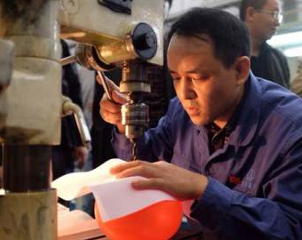 &ldquo;航天勵(lì)志哥&rdquo;氣球上給紙打孔