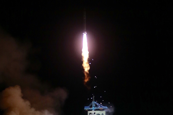 4月6日，搭載實(shí)踐十號衛(wèi)星的長征二號丁運(yùn)載火箭升空。