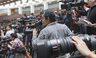 記者在會(huì)場(chǎng)采訪(fǎng)