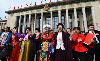 閉幕會后，代表走出人民大會堂