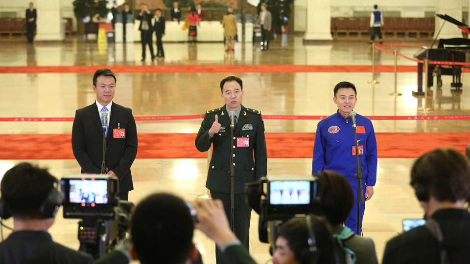 趙宏博、景海鵬、唐嘉陵代表接受采訪