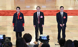 姜妍、康紅普、劉宗富代表接受采訪