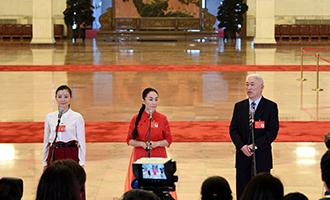 肖笑波、侯艷、徐俊代表接受采訪