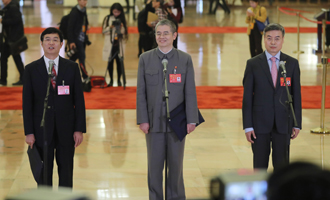 吳曉光、胡偉武、金東寒代表接受采訪