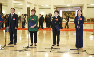 蔣成華、邵蕓、甘露、周宇代表接受采訪