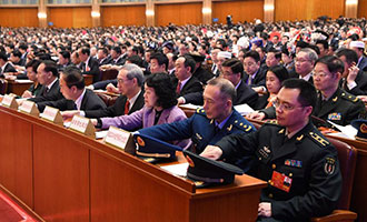 與會(huì)代表在表決總監(jiān)票人、監(jiān)票人名單草案