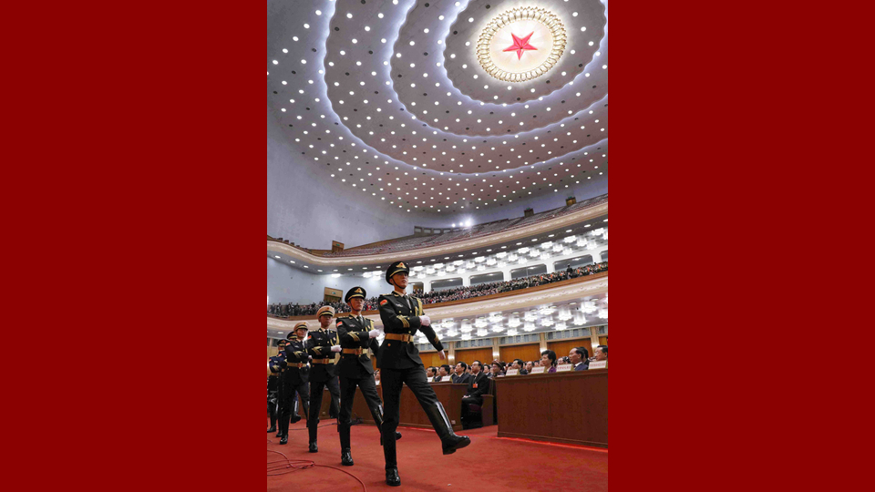 陸?？杖妰x仗兵正步行進(jìn)至主席臺(tái)前