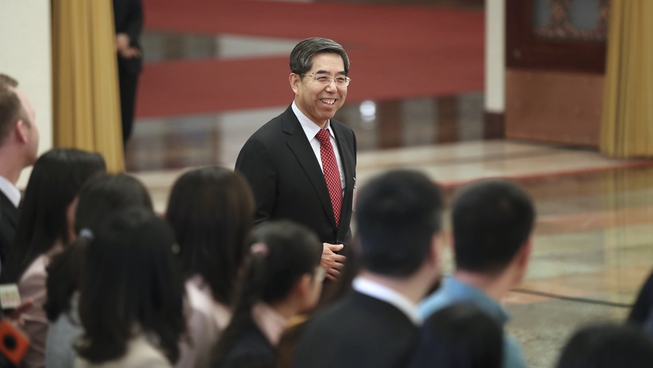 馬建堂步入&ldquo;部長(zhǎng)通道&rdquo;，準(zhǔn)備接受采訪