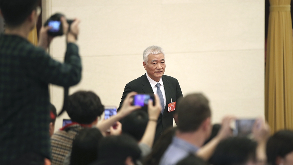 王志剛步入&ldquo;部長(zhǎng)通道&rdquo;，準(zhǔn)備接受采訪