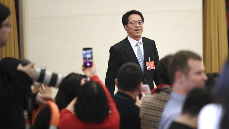 張曉明步入&ldquo;部長(zhǎng)通道&rdquo;，準(zhǔn)備接受采訪