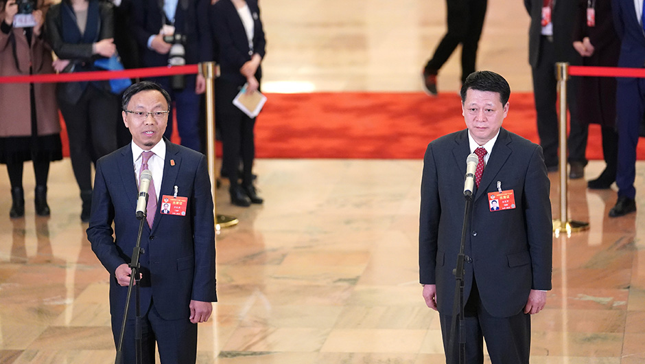 全國政協(xié)委員在&ldquo;委員通道&rdquo;接受采訪