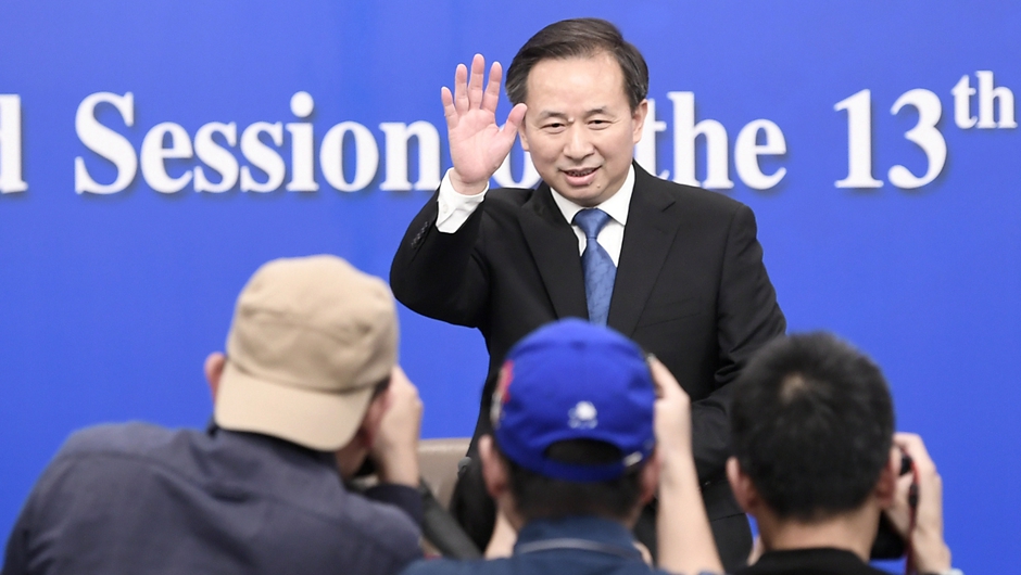 記者會(huì)開始前，李干杰向記者致意