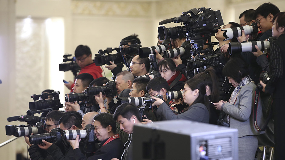 記者在&ldquo;部長(zhǎng)通道&rdquo;采訪