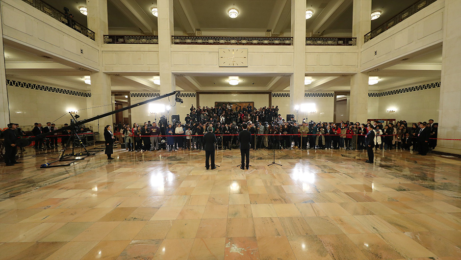 全國(guó)政協(xié)委員在&ldquo;委員通道&rdquo;接受采訪(fǎng)