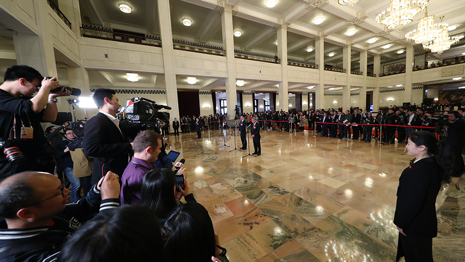 全國(guó)政協(xié)委員在&ldquo;委員通道&rdquo;接受采訪(fǎng)