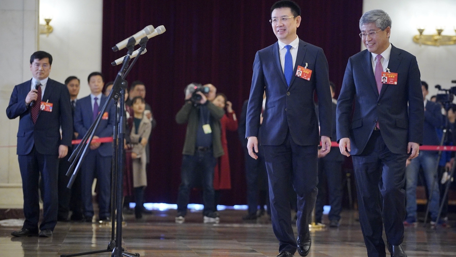 全國(guó)政協(xié)委員步入&ldquo;委員通道&rdquo;